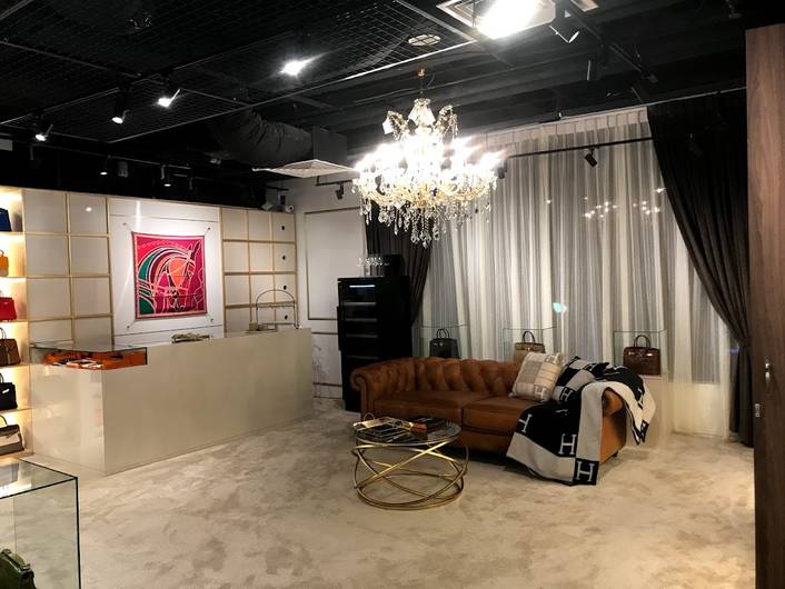 First Luxury at Mandarin Gallery