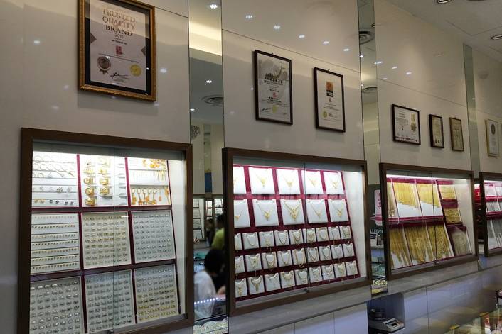 Lee Heng Jewellers at Tiong Bahru Plaza