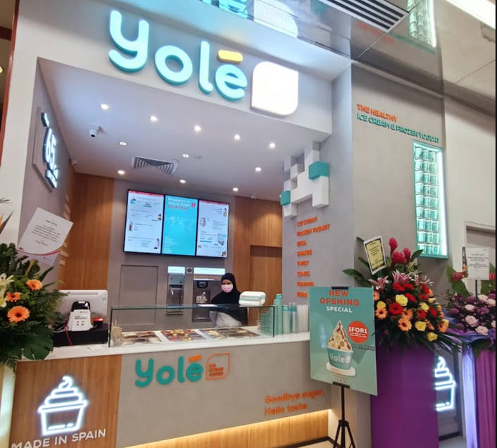 Yolé at 100 AM