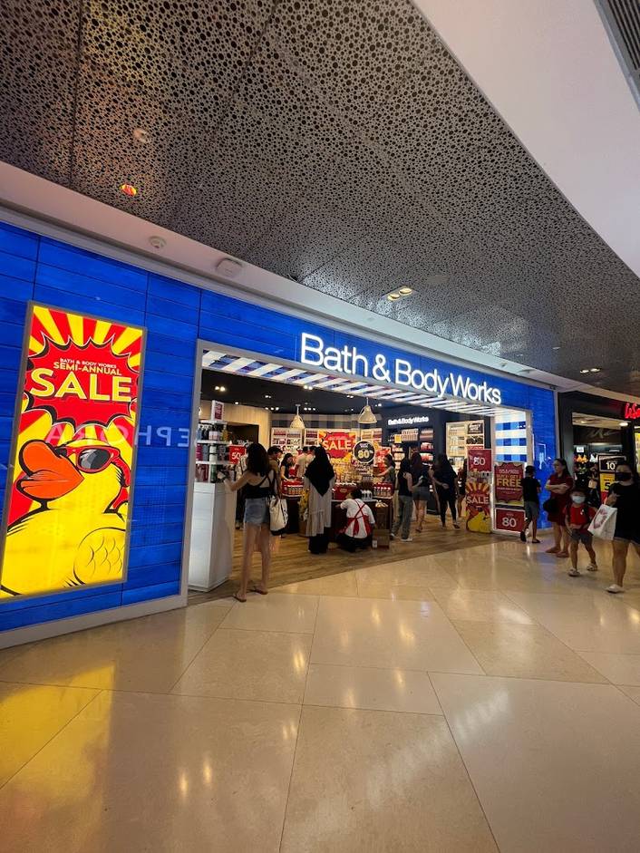 Bath & Body Works  at ION Orchard store front